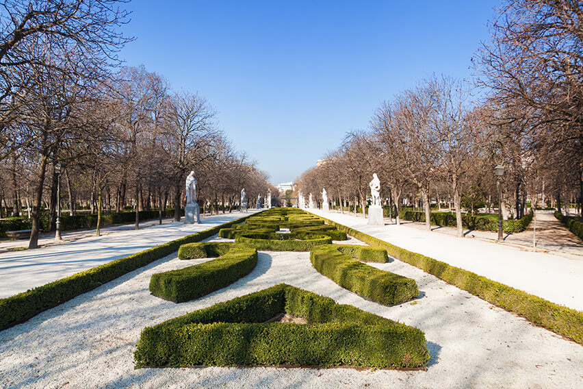 shutterstock_265999853-buxus-boxwood-knot-garden-government-park-estate-winter