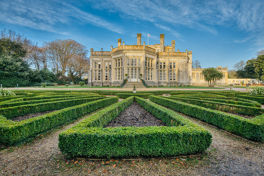 shutterstock_689474515-buxus-boxwood-formal-knot-garden-historic-estate